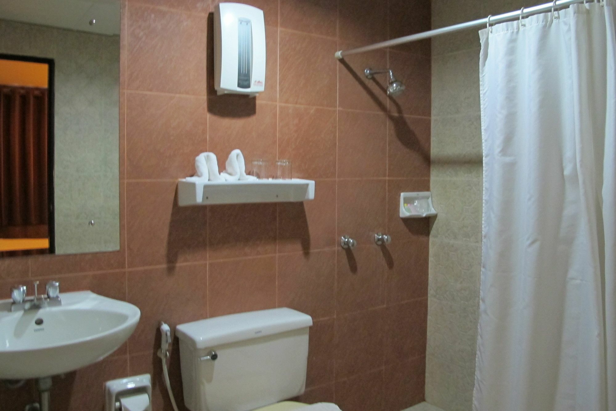 Travel Lodge Surawong (Adults Only) Бангкок Екстер'єр фото