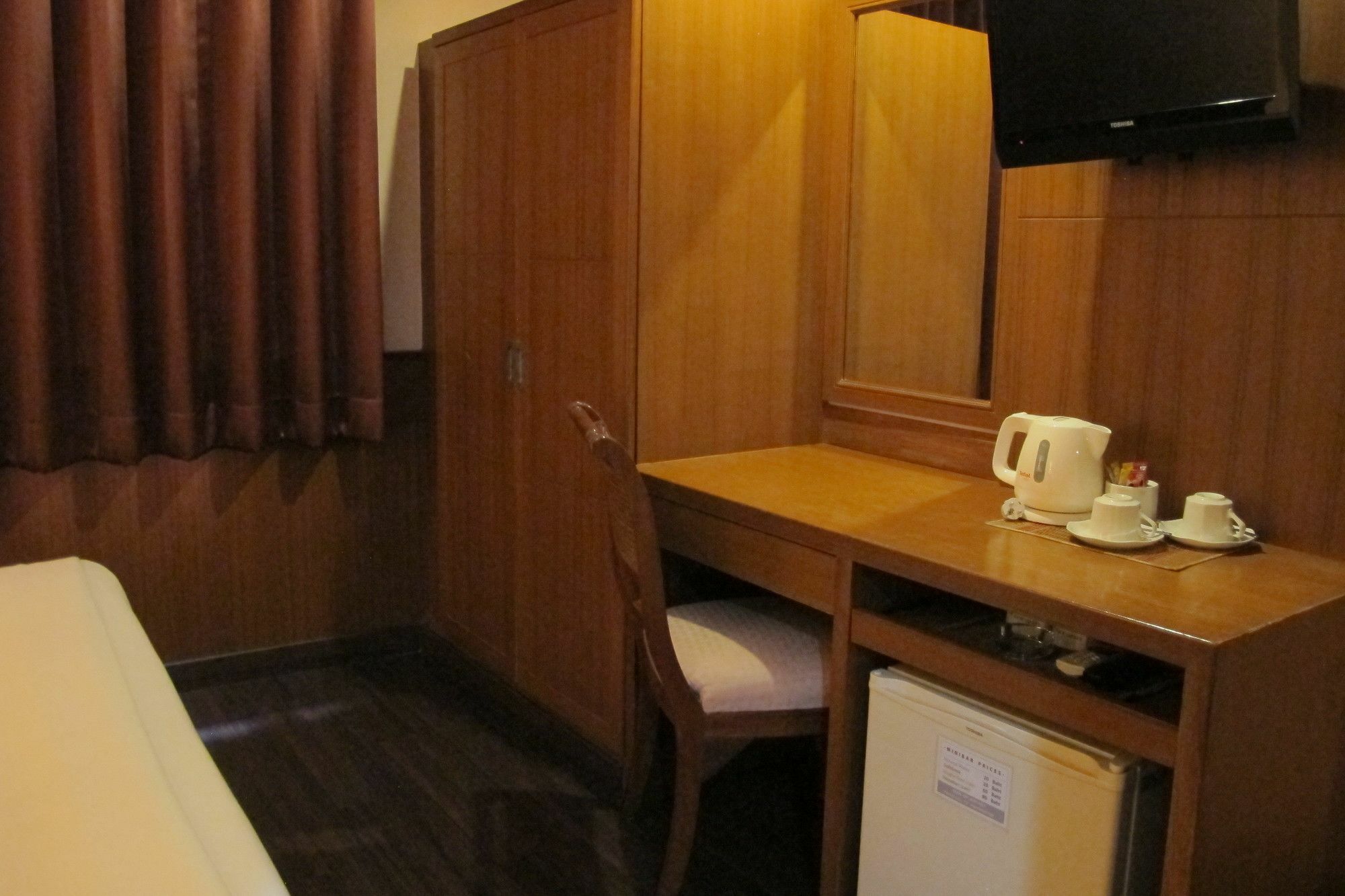 Travel Lodge Surawong (Adults Only) Бангкок Екстер'єр фото