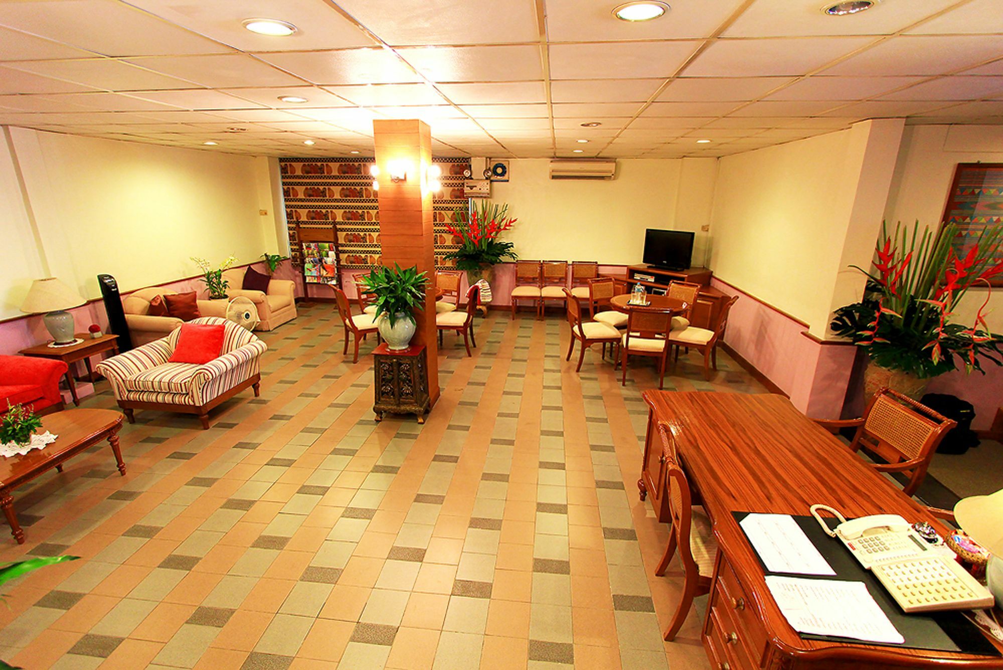 Travel Lodge Surawong (Adults Only) Бангкок Екстер'єр фото